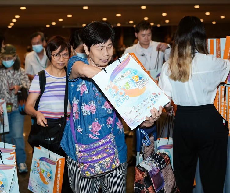 2027年香港亚洲银发康护养生展ASEAsia Senior Expo 展馆现场,专业观众参观实况