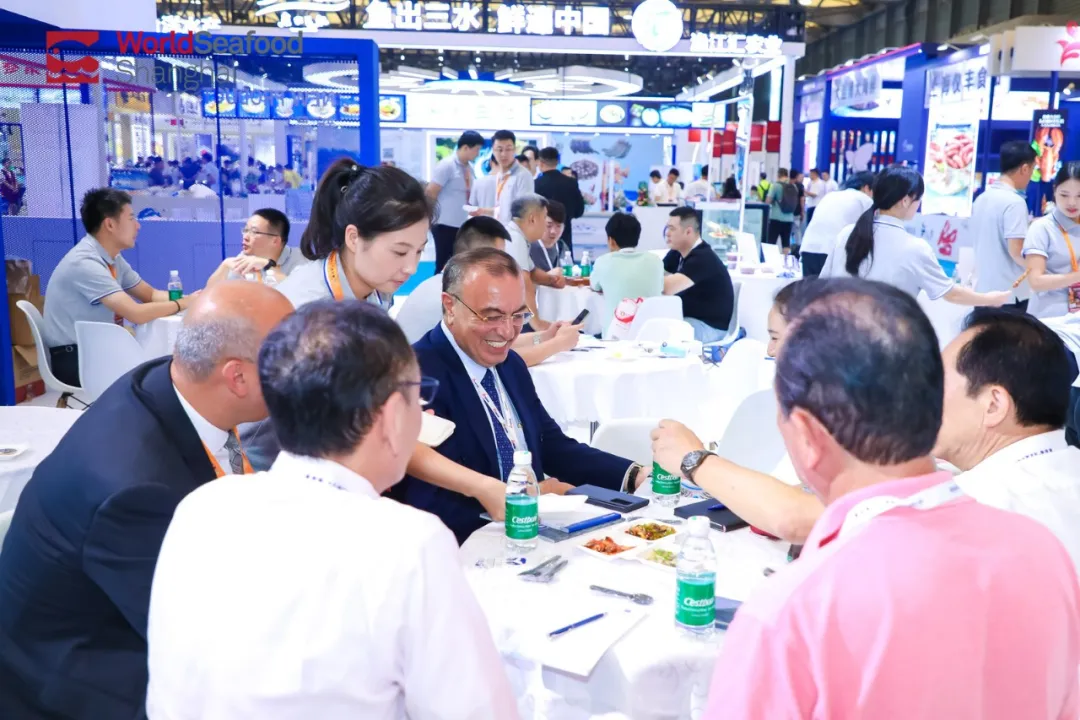 2027年上海国际渔业展-上海渔博会World Seafood Shanghai展馆现场，专业观众参观实况