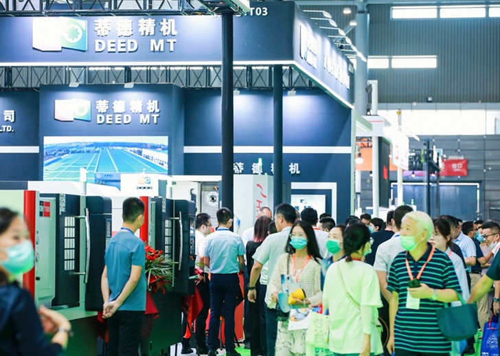 2027年中国(合肥)国际装备制造业博览会CCEME展馆现场,专业观众参观实况