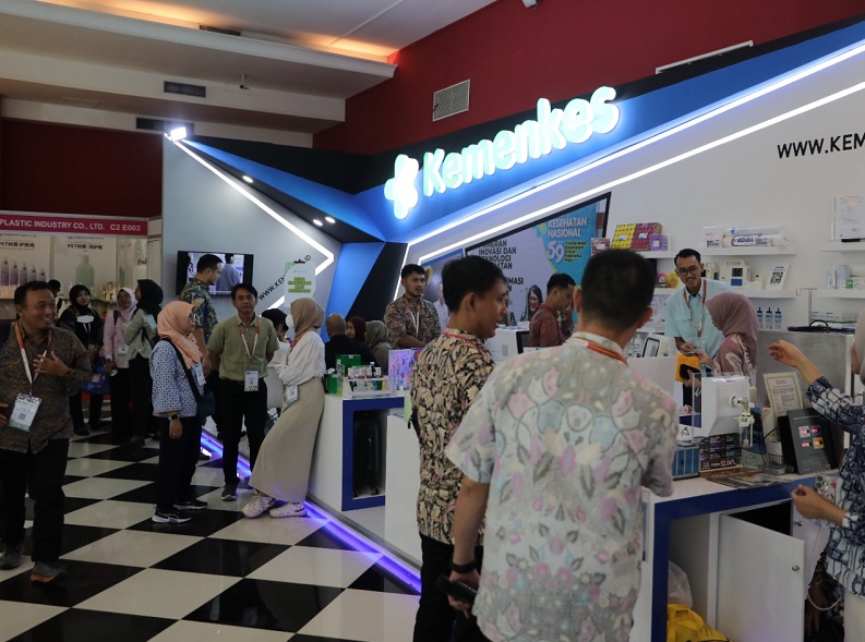 2027年印尼雅加达口腔展览会INDO Medicare Expo参展商与海外采购商展台洽谈现场