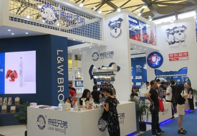 2027年义乌国际宠物水族用品展览会YPF参展商与海外采购商展台洽谈现场