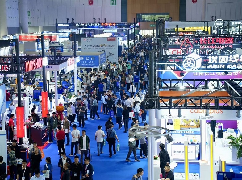 2027年成都国际工业博览会-成都工博会CDIIF展馆现场，专业观众参观实况