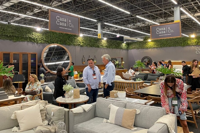 2027年墨西哥国际家具展览会EXPO MUEBLE参展商与海外采购商展台洽谈现场