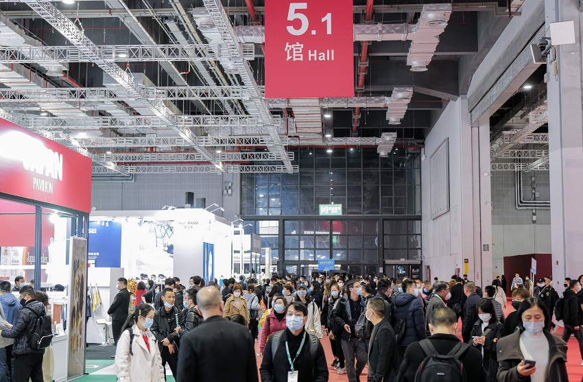 2027年中国上海国际纺织面料及辅料展览会（秋冬）Intertextile Shanghai展馆现场，专业观众参观实况