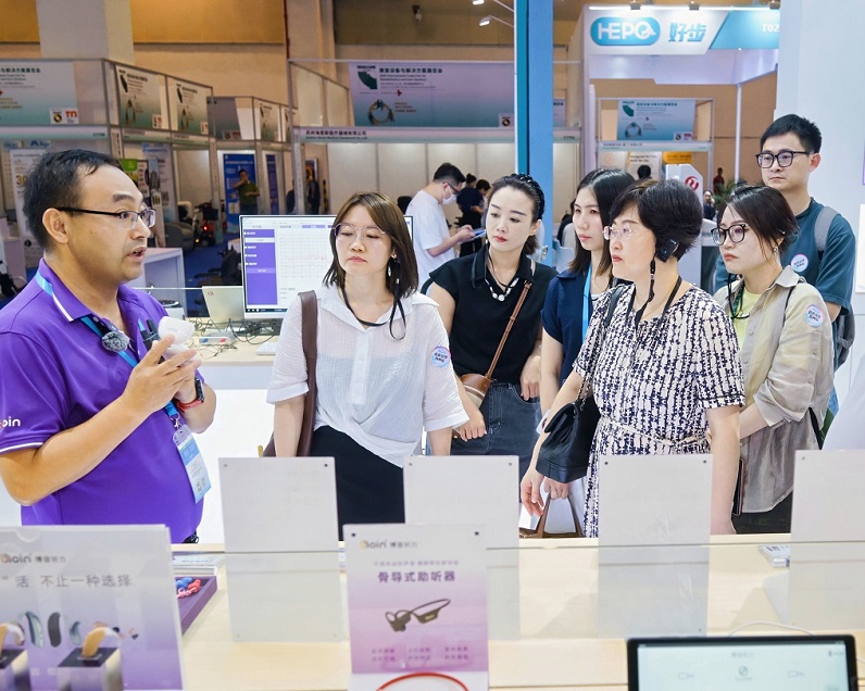 2027年苏州康复设备与解决方案展-杜塞尔多夫康复展REHACARE CHINA参展商与海外采购商展台洽谈现场