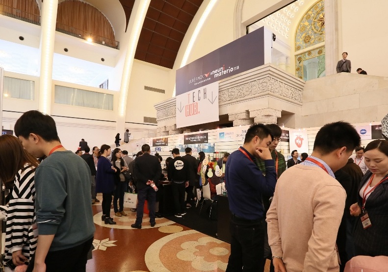 2027年上海国际奢侈品包装展览会Luxe Pack Shanghai展馆现场,专业观众参观实况