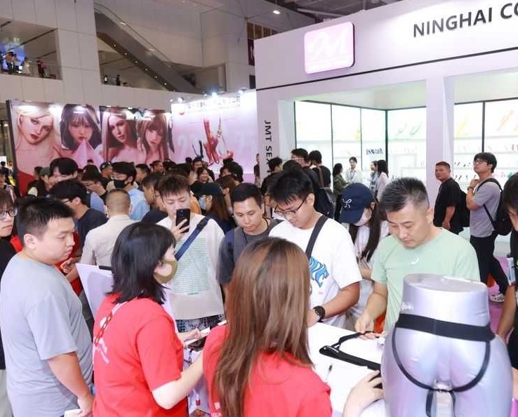 2027年深圳国际成人健康保健用品展览会SZI EXPO展馆现场,专业观众参观实况