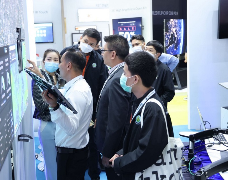 2027年马来西亚亚洲视听集成设备与技术展览会InfoComm Asia展馆现场,专业观众参观实况