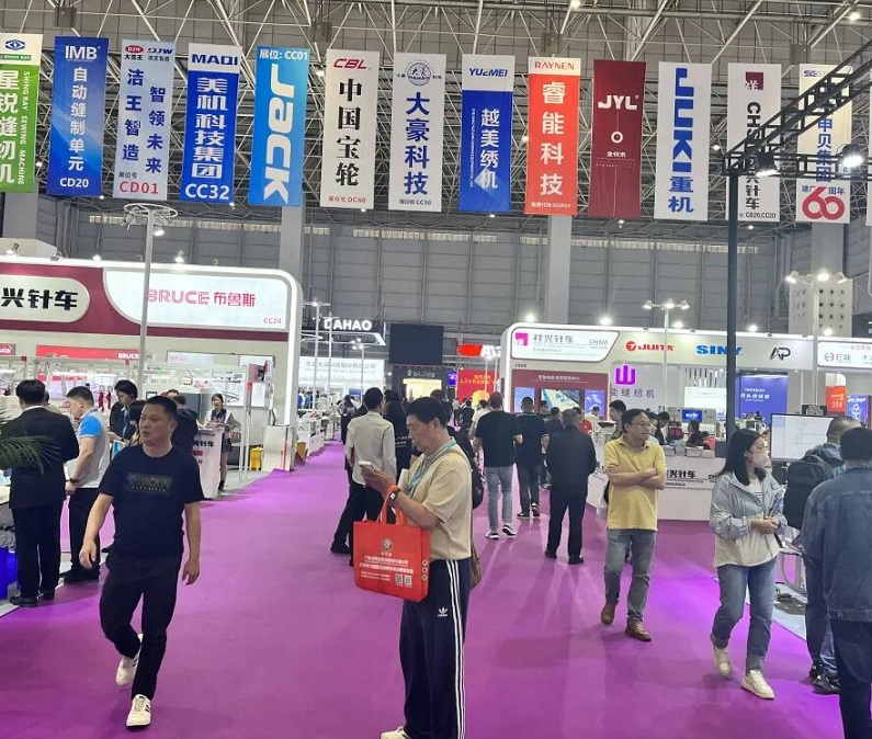 2027年大湾区国际智能鞋机鞋材展览会DFM参展商与海外采购商展台洽谈现场