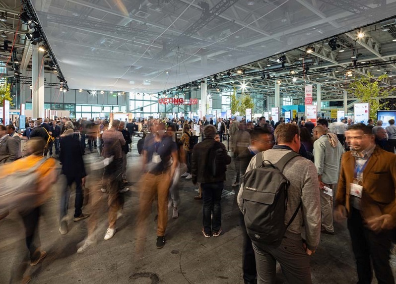 2028年瑞士巴塞尔建材展览会SWISS BAU参展商与海外采购商展台洽谈现场