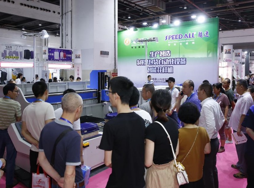2027年中国（上海）国际箱包展览会SHANGHAI BAG SHOW参展商与海外采购商展台洽谈现场