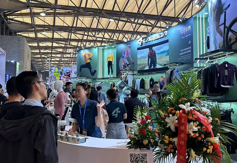 2027年上海国际户外骑行装备展览会CHINA CYCLE参展商与海外采购商展台洽谈现场