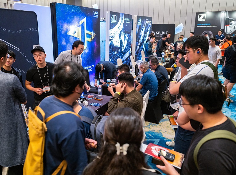 2027年美国纽约HiFi耳机展览会CanJam Global展馆现场,专业观众参观实况