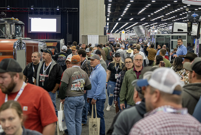 2027年美国路易斯维尔中部卡车展览会MATSMid America Trucking Show参展商与海外采购商展台洽谈现场