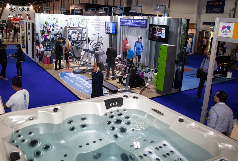 2027年中东迪拜户外家具、水疗spa、休闲用品展览会The Leisure Show Dubai参展商与海外采购商展台洽谈现场