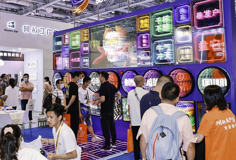 2027年上海国际数字印花展览会DIGITAL TEXTILE PRINTING EXPO展馆现场,专业观众参观实况