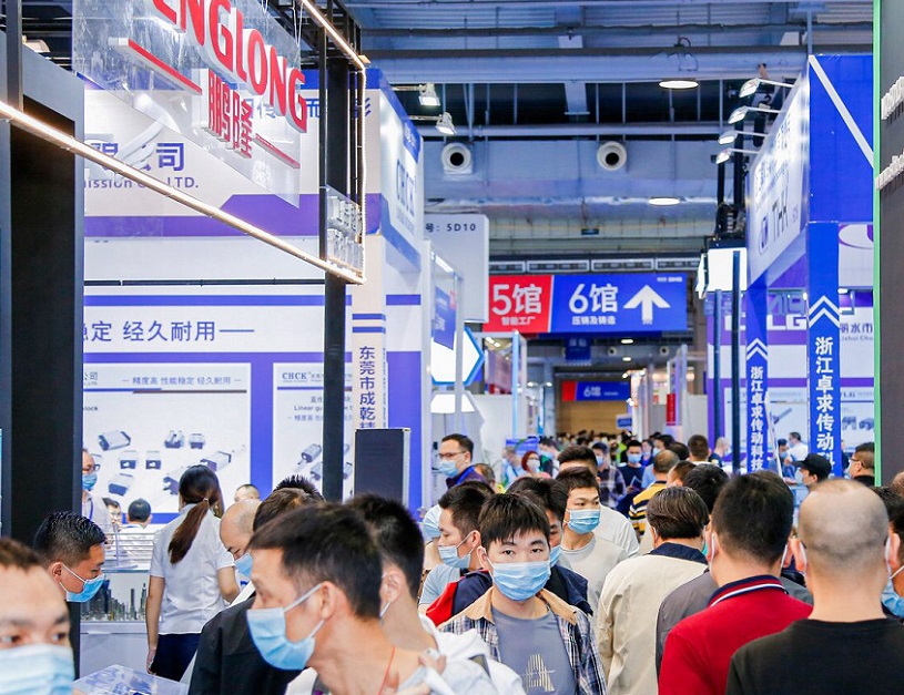 2027年上海国际轴承展SIA参展商与海外采购商展台洽谈现场