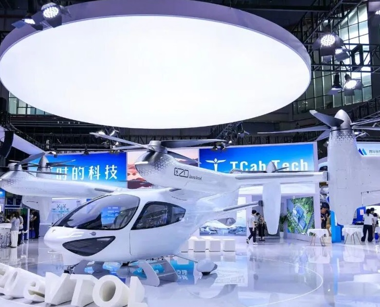 2027年上海国际低空经济博览会International Advanced Air Mobility Expo展馆现场,专业观众参观实况