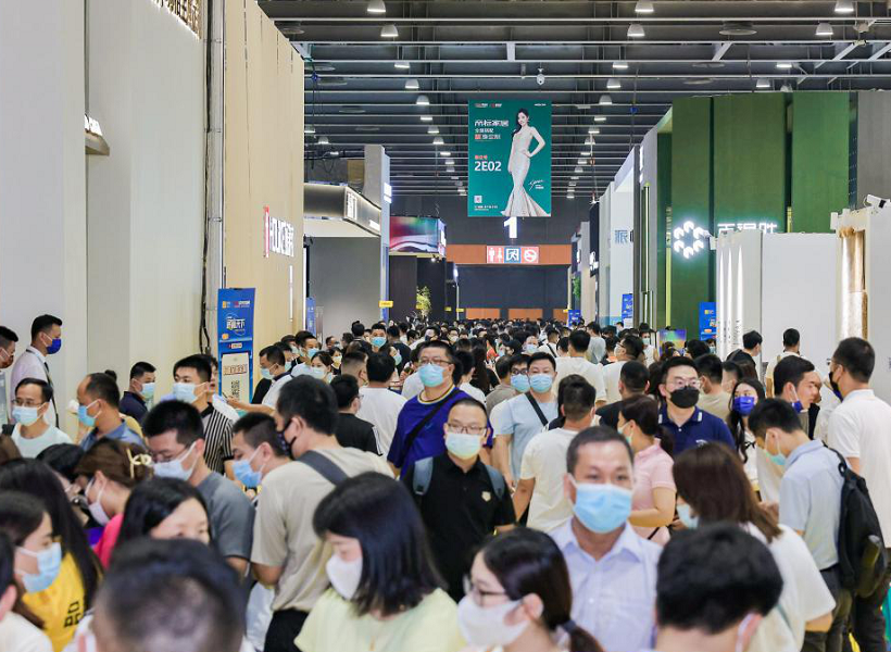 2027年广州定制家居展-广州整家定制展CCHF参展商与海外采购商展台洽谈现场