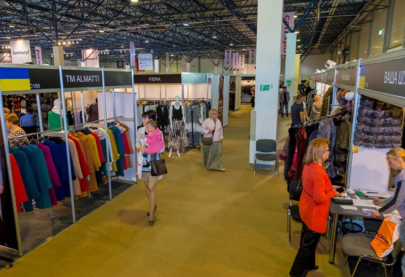 2027年哈萨克斯坦纺织服装展CAFCentral Asia Fashion参展商与海外采购商展台洽谈现场