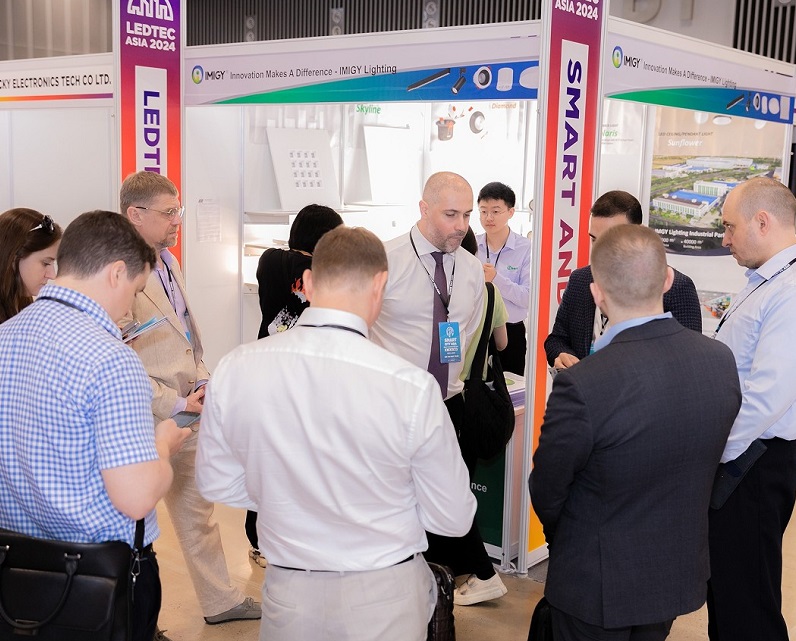 2027年越南胡志明LED照明展览会LEDTEC ASIA参展商与海外采购商展台洽谈现场