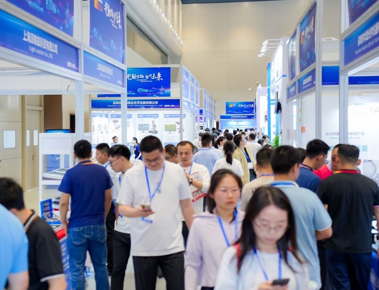 2027年中国光谷国际光电子博览会-武汉光博会OVC EXPO展馆现场，专业观众参观实况