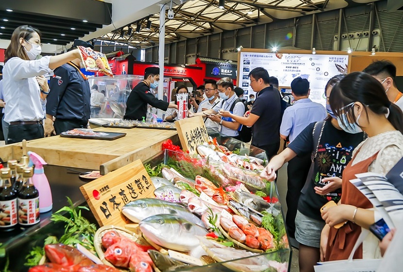 2027年上海国际渔业展-上海渔博会World Seafood Shanghai参展商与海外采购商展台洽谈现场