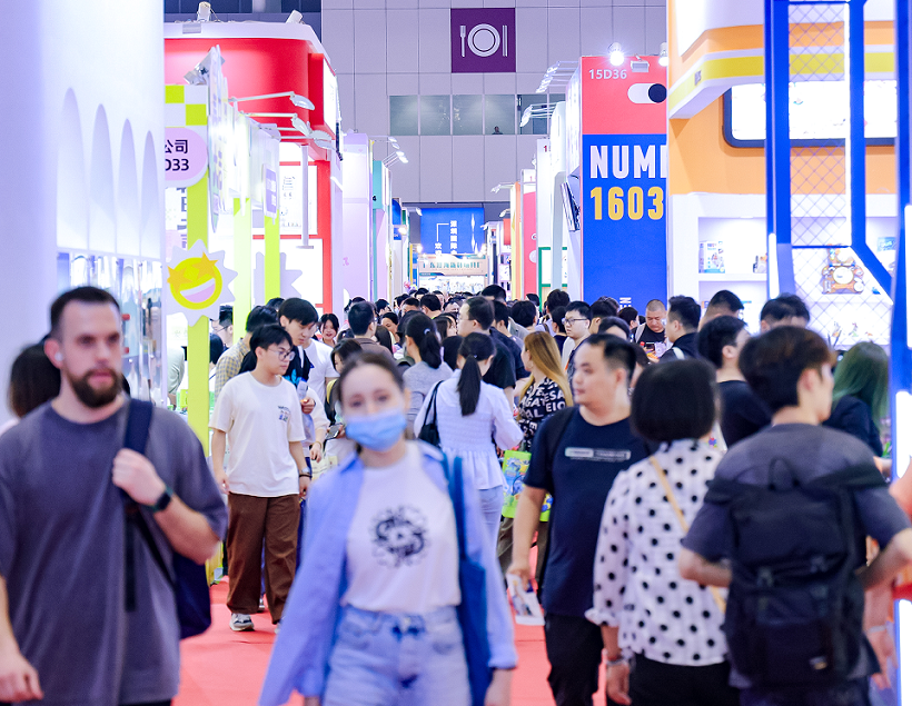 2027年深圳童车展-深圳婴童用品展baby stroller china参展商与海外采购商展台洽谈现场