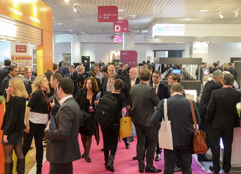 2026年法国戛纳房地产展览会Mapic France展馆现场，专业观众参观实况