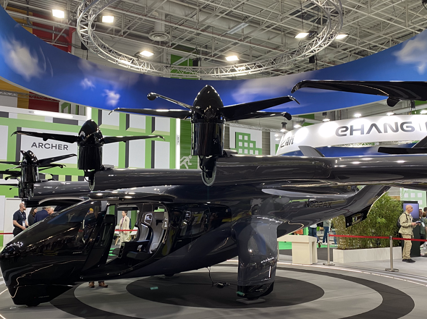 2027年法国巴黎航空航天展览会PARIS AIR SHOW参展商与海外采购商展台洽谈现场