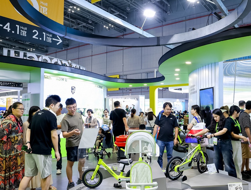 2027年上海CBME孕婴童展览会CBME SHANGHAI参展商与海外采购商展台洽谈现场