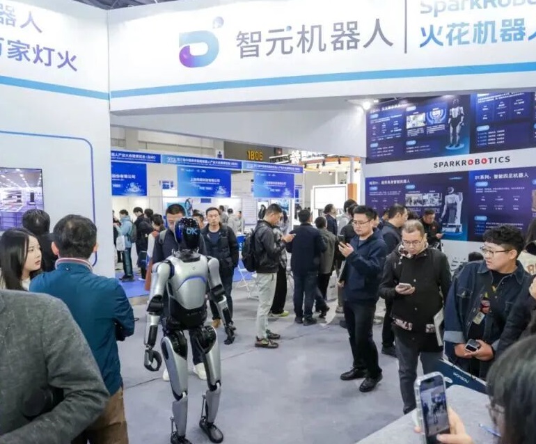 2027年中国（上海）具身智能机器人产业大会暨展览会EAI SHOW展馆现场，专业观众参观实况