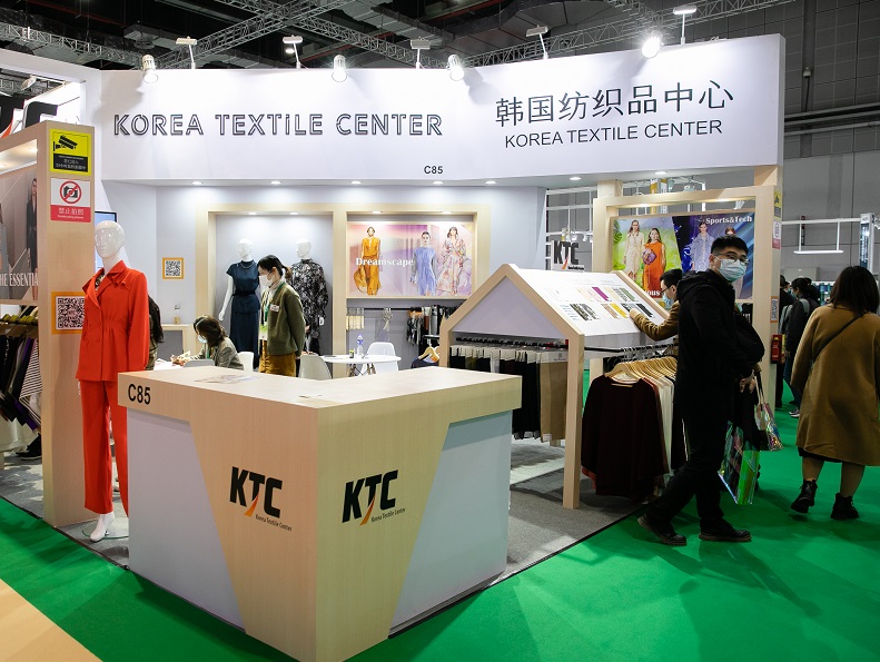 2027年深圳国际针织展-大湾区针织博览会PH VALUE参展商与海外采购商展台洽谈现场