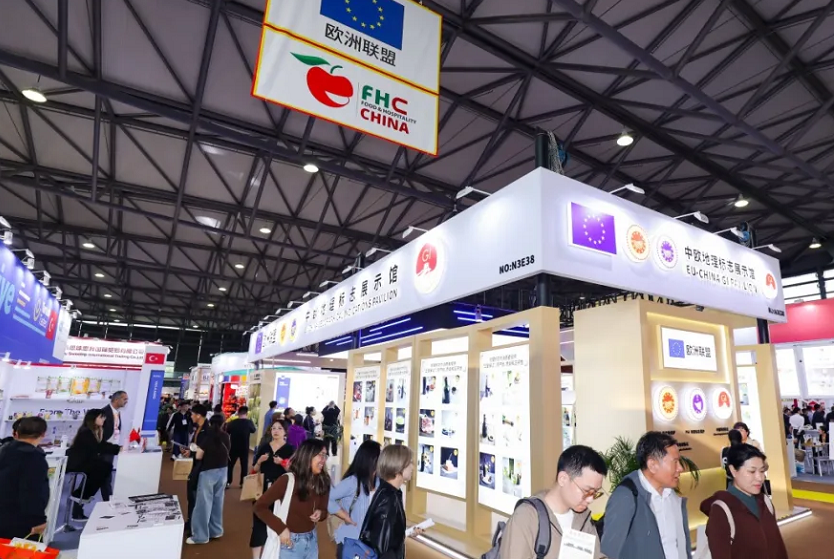 2026年FHC上海环球食品展FHC参展商与海外采购商展台洽谈现场