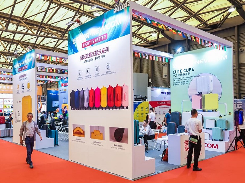 2027年中国（上海）国际箱包展览会SHANGHAI BAG SHOW展馆现场，专业观众参观实况