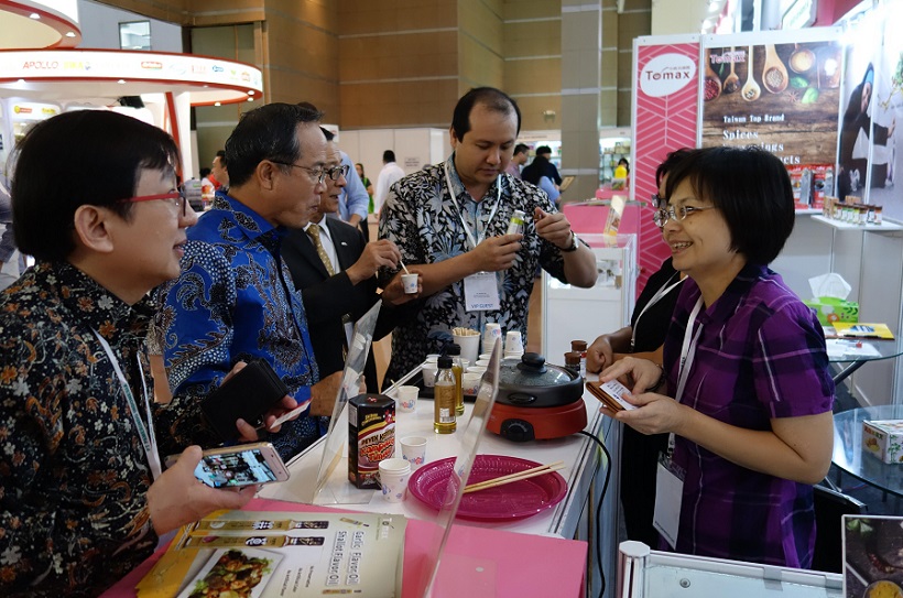 2027年印尼雅加达食品及酒店用品展览会FHIFood&Hotel Indonesia参展商与海外采购商展台洽谈现场
