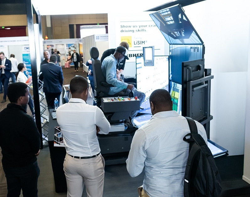 2027年南非交通运输展览会Transport Evolution Africa Forum & Expo参展商与海外采购商展台洽谈现场