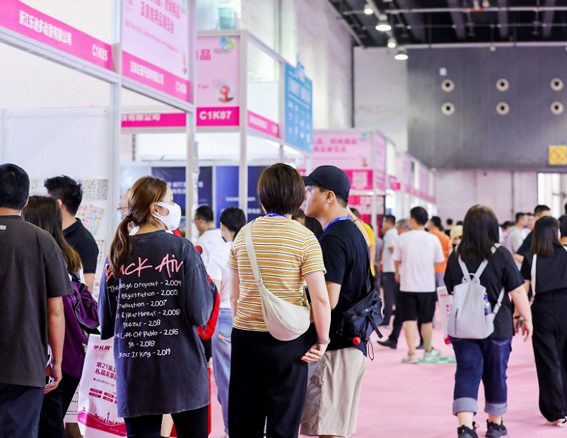 2027年中国(义乌)礼品、时尚用品及家庭用品展览会GIFTS & HOME参展商与海外采购商展台洽谈现场