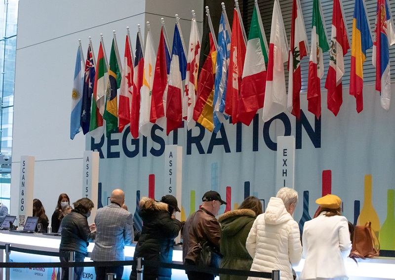 2027年美国葡萄酒、红酒、烈酒展览会Vinexpo America展馆现场，专业观众参观实况