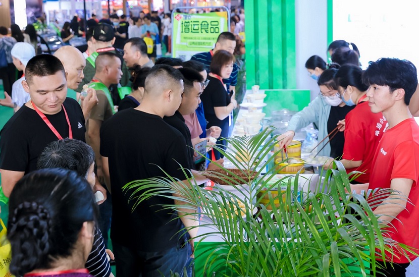 2027年广州火锅食材用品展览会CRE参展商与海外采购商展台洽谈现场