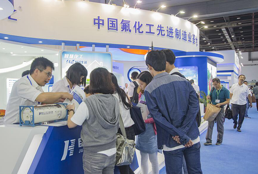 2027年中国(上海)国际橡胶技术展览会RubberTech参展商与海外采购商展台洽谈现场