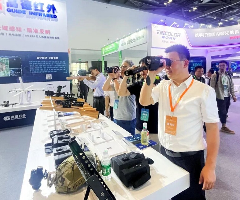 2027年中国（北京）指挥控制大会CICC参展商与海外采购商展台洽谈现场