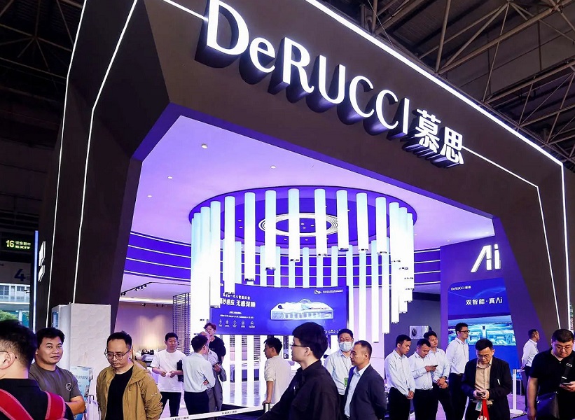 2027年东莞设计周DDWDongguan Design Week展馆现场，专业观众参观实况