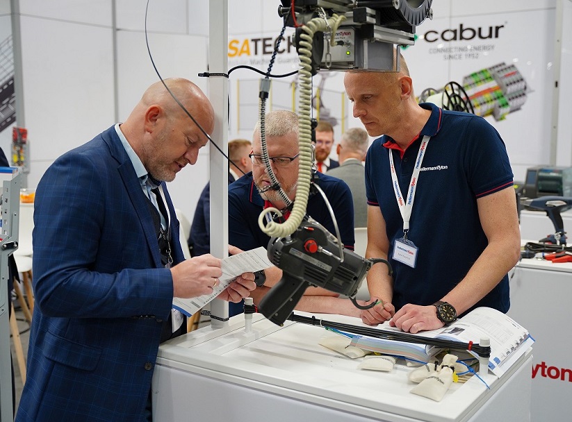 2027年波兰华沙工业及自动化展览会Warsaw Industry Automatica参展商与海外采购商展台洽谈现场