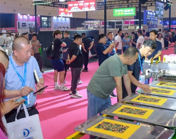 2027年青岛国际缝制设备展览会QISMA参展商与海外采购商展台洽谈现场