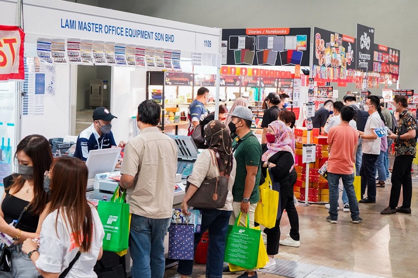 2027年马来西亚广告标识展览会SIGN Malaysia参展商与海外采购商展台洽谈现场