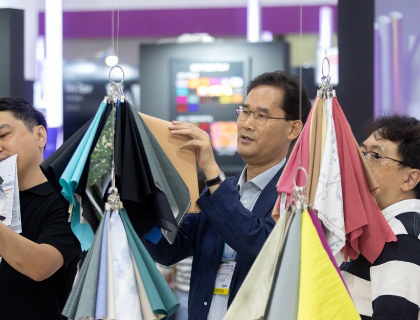 2027年韩国首尔纺织服装及面料展览会Preview In SEOUL参展商与海外采购商展台洽谈现场