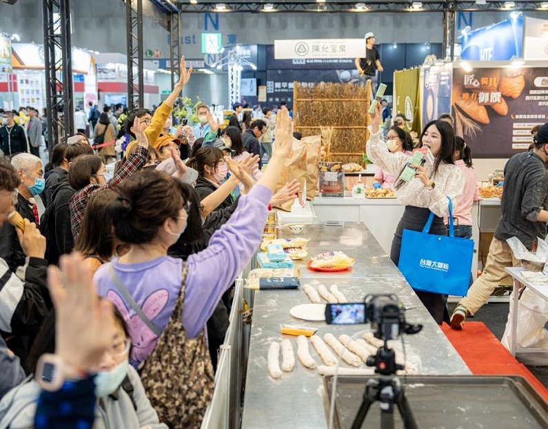 2027年台湾烘焙展览会TIBS参展商与海外采购商展台洽谈现场