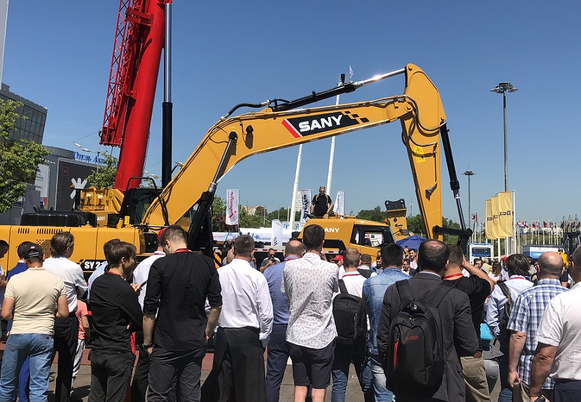2027年俄罗斯莫斯科商用车及技术贸易展览会COMVEX参展商与海外采购商展台洽谈现场