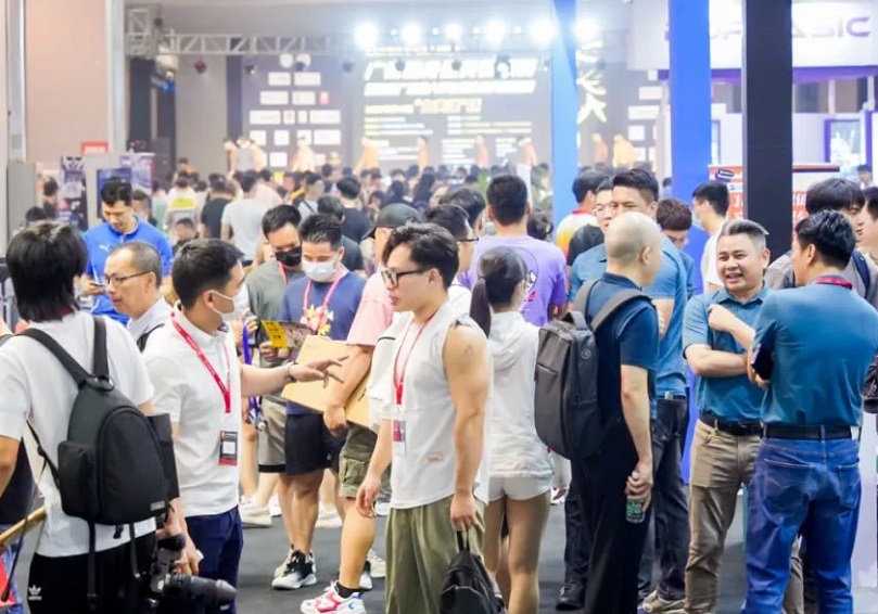 2027年深圳华南健身展-华南私教节IFE参展商与海外采购商展台洽谈现场